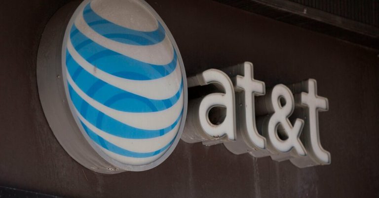 AT&T says it's 'urgently working' to fix widespread cell outage