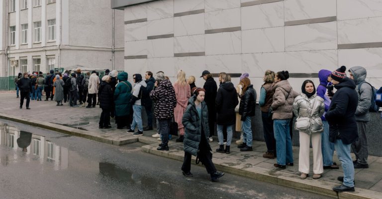 Long queues of Russian voters signal dissatisfaction with Putin's tenure