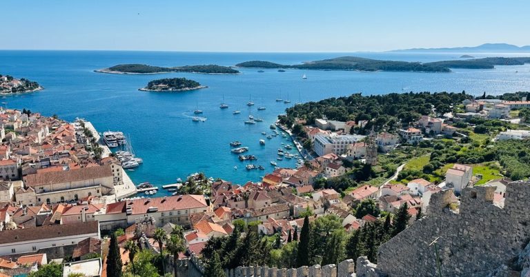 Island-to-island yacht cruise in Croatia