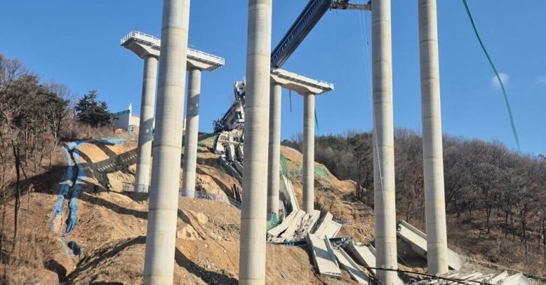 3 workers killed in the collapse of the highway bridge in South Korea