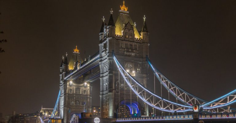 The star of "White Lotus" Natasha Rothwell in its top places for a visit to London