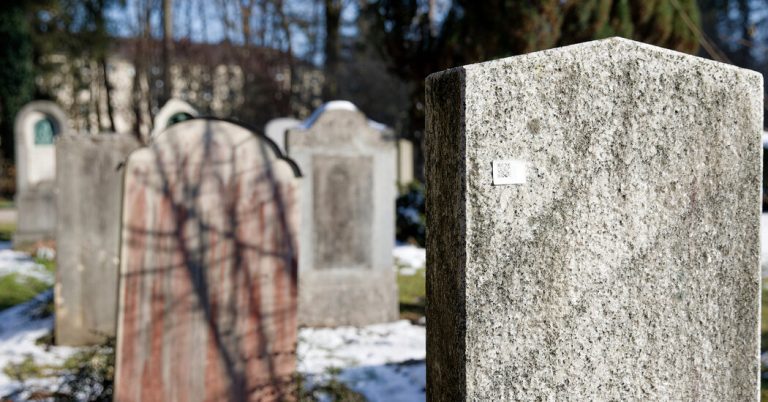 Why did QR codes appear in about 1,000 graves in Munich?